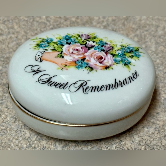 Vintage Avon 1982 Porcelain Trinket Box Oval Valentines Day - Sweet Deal! - Picture 1 of 12